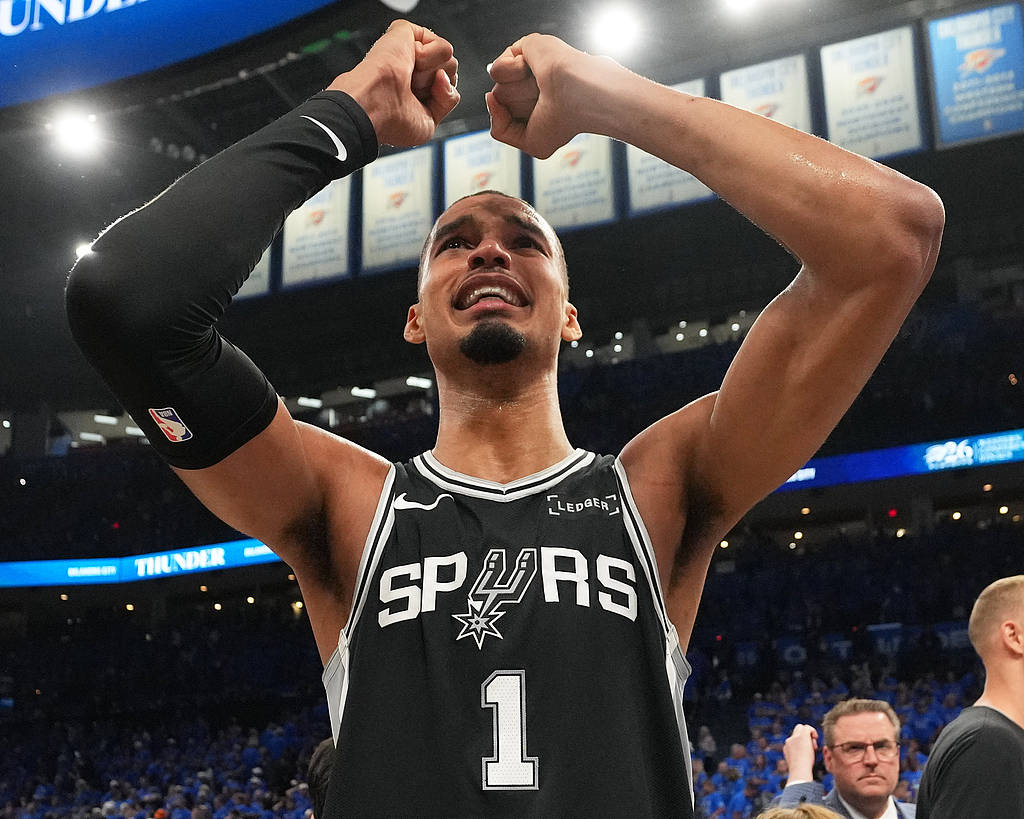 热泪盈眶！文班：情绪太强烈 爱我的队友 还有4场要赢